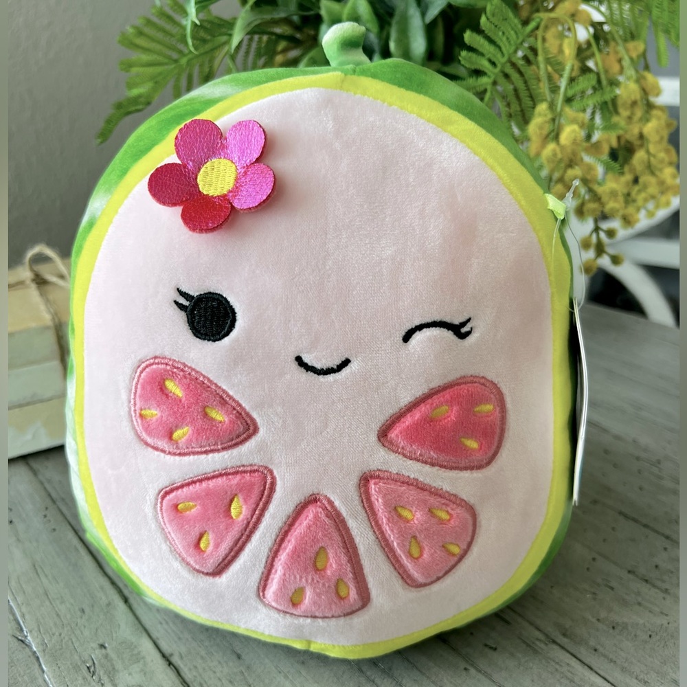 NWT- COLLECTIBLE SQUISHMALLOW LENA THE GUAVA SLICE 8”
